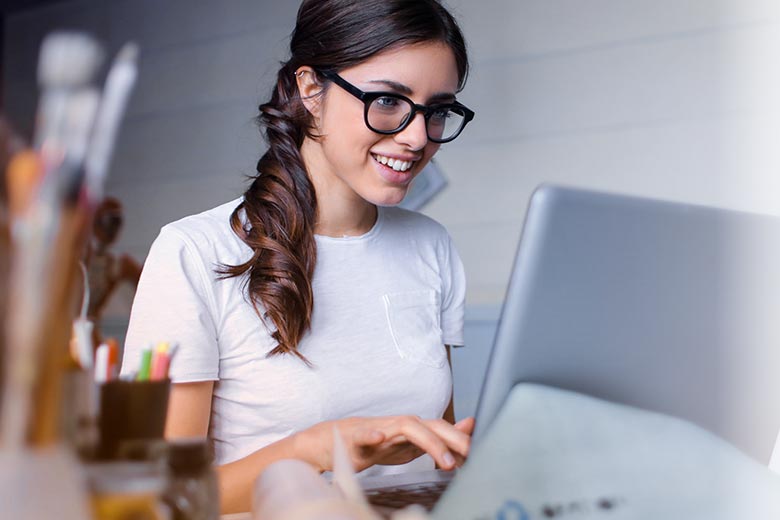 builder2-home-lady-in-glasses